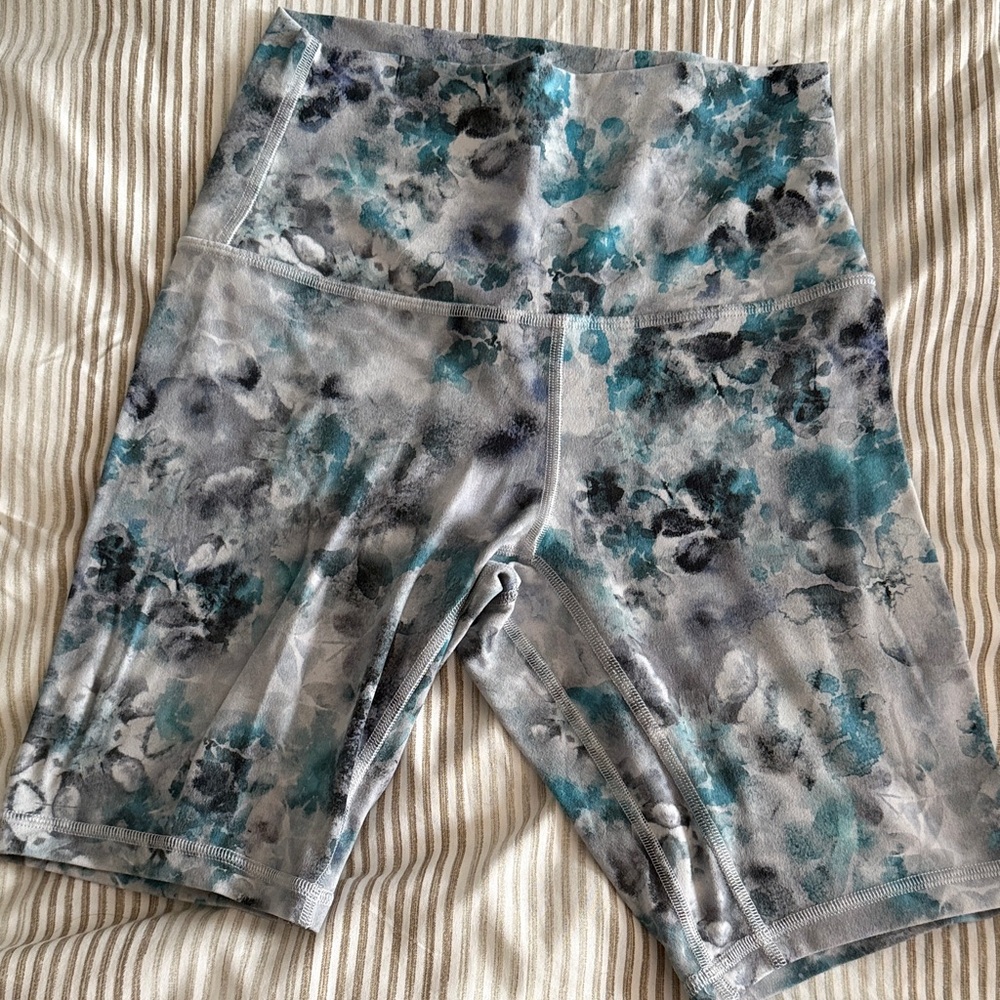 Lululemon Floral Patterned Women's Shorts